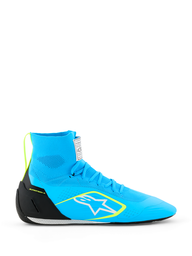 Alpinestars Supertech K Shoes FIA, sapato de corrida de cano alto, azul brilhante com sola preta, logótipo de estrela branca com contorno amarelo, tecido texturizado, certificado FIA, design aerodinâmico e desportivo