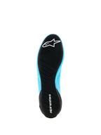 Sapatos Alpinestars Supertech K - FIA, sapatos de karting, azul claro e preto com pormenores em amarelo fluo, vista inferior da sola exterior de borracha ultrafina com rasto assimétrico e logótipo Alpinestars