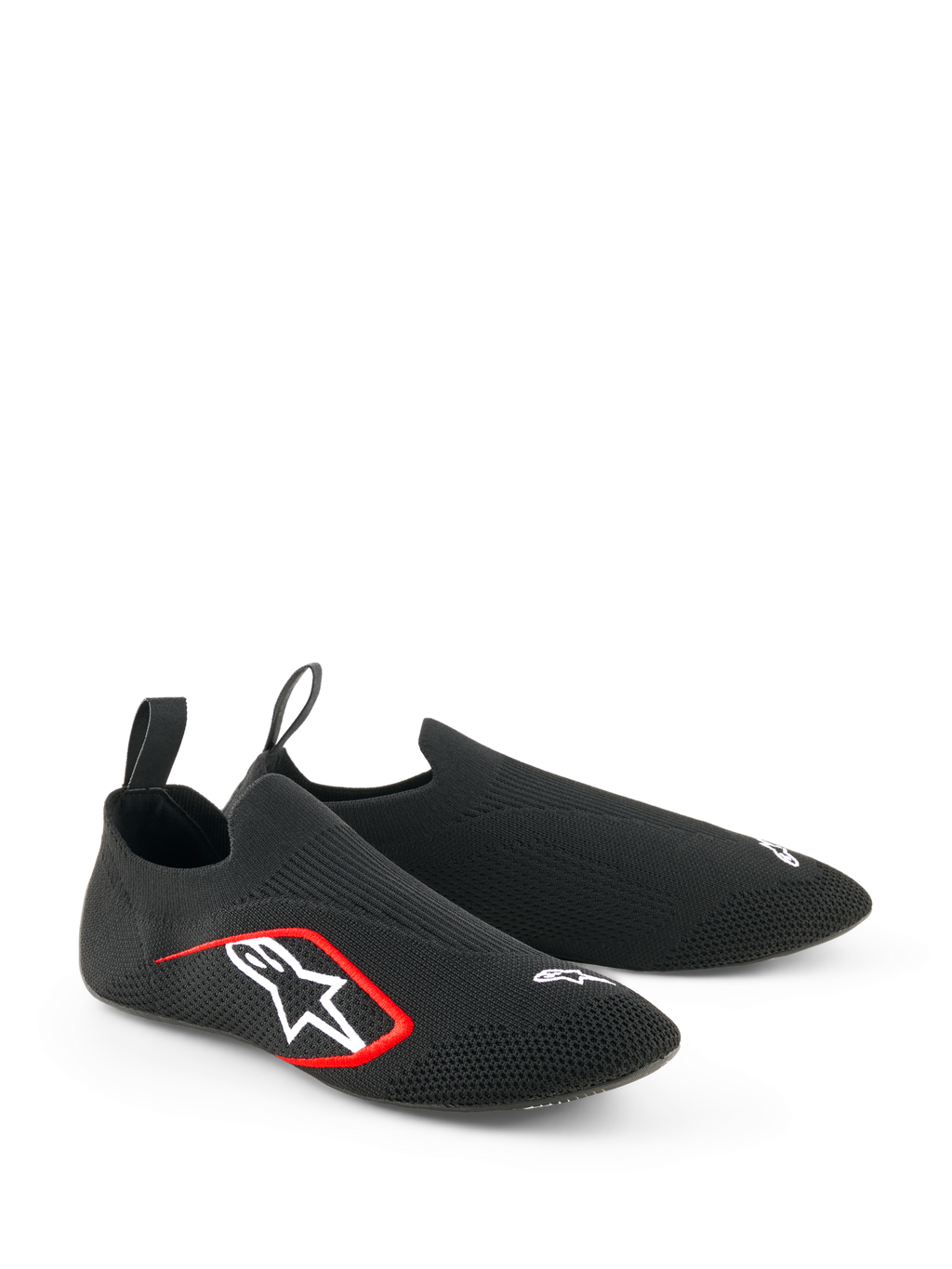 Alpinestars Tech Gaming Shoes, calçado para Sim-Racing, pretos, com parte superior em malha elástica sem costuras, logótipo bordado branco com detalhes vermelhos, design de perfil baixo tipo meia com abas traseiras, otimizados para sensibilidade nos pedais