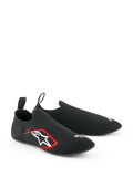 Alpinestars Tech Gaming Shoes, calçado para Sim-Racing, pretos, com parte superior em malha elástica sem costuras, logótipo bordado branco com detalhes vermelhos, design de perfil baixo tipo meia com abas traseiras, otimizados para sensibilidade nos pedais