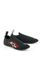 Alpinestars Tech Gaming Shoes, calçado para Sim-Racing, pretos, com parte superior em malha elástica sem costuras, logótipo bordado branco com detalhes vermelhos, design de perfil baixo tipo meia com abas traseiras, otimizados para sensibilidade nos pedais