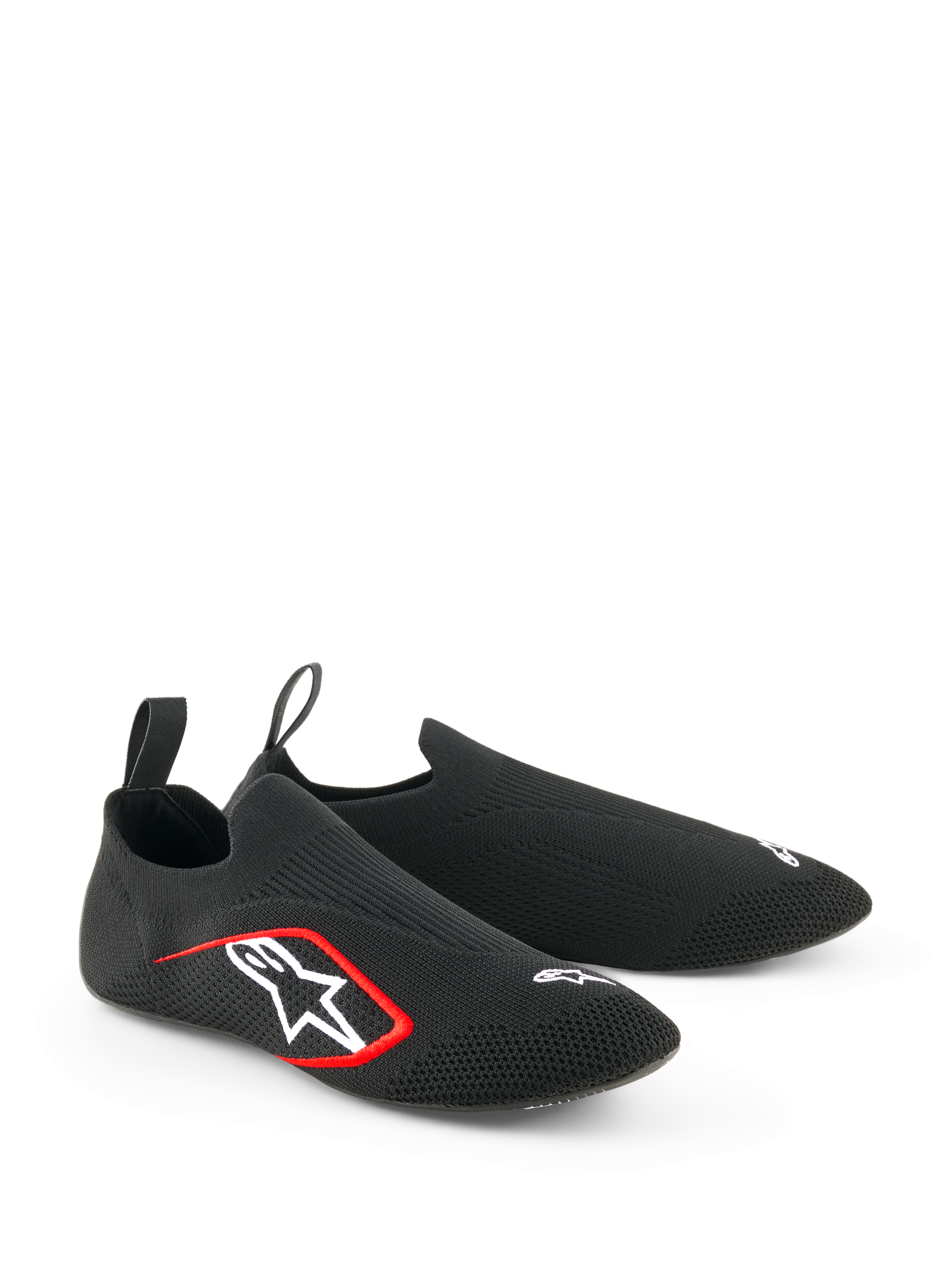 Alpinestars Tech Gaming Shoes, calçado para Sim-Racing, pretos, com parte superior em malha elástica sem costuras, logótipo bordado branco com detalhes vermelhos, design de perfil baixo tipo meia com abas traseiras, otimizados para sensibilidade nos pedais