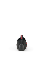 Sapatos Alpinestars Tech Gaming, pretos, vista traseira mostrando a parte superior em malha sem costuras, calcanhar de borracha texturizado com logótipo de estrela e aba traseira com marca vermelha, calçado de SIM-racing