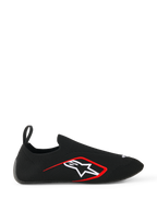 Alpinestars Tech Gaming Shoes, sapatos de SIM-racing, pretos, perfil lateral com parte superior em malha elástica sem costuras, logótipo da estrela Alpinestars branco com rebordo vermelho, aba traseira, ajuste tipo meia para corridas virtuais