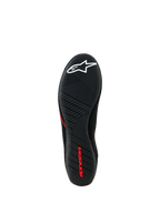 Alpinestars Tech Gaming Shoes, vista da sola, sola de borracha preta ultrafina com padrão de aderência texturizado, logótipo de estrela branco e marca Alpinestars a vermelho, calçado de SIM-racing