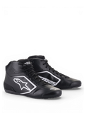 Sapatos Alpinestars Tech-1 K Start V2, sapatos de karting em preto e branco, com parte superior em microfibra leve, painéis de ventilação perfurados e grafismos do logótipo Astars em branco.