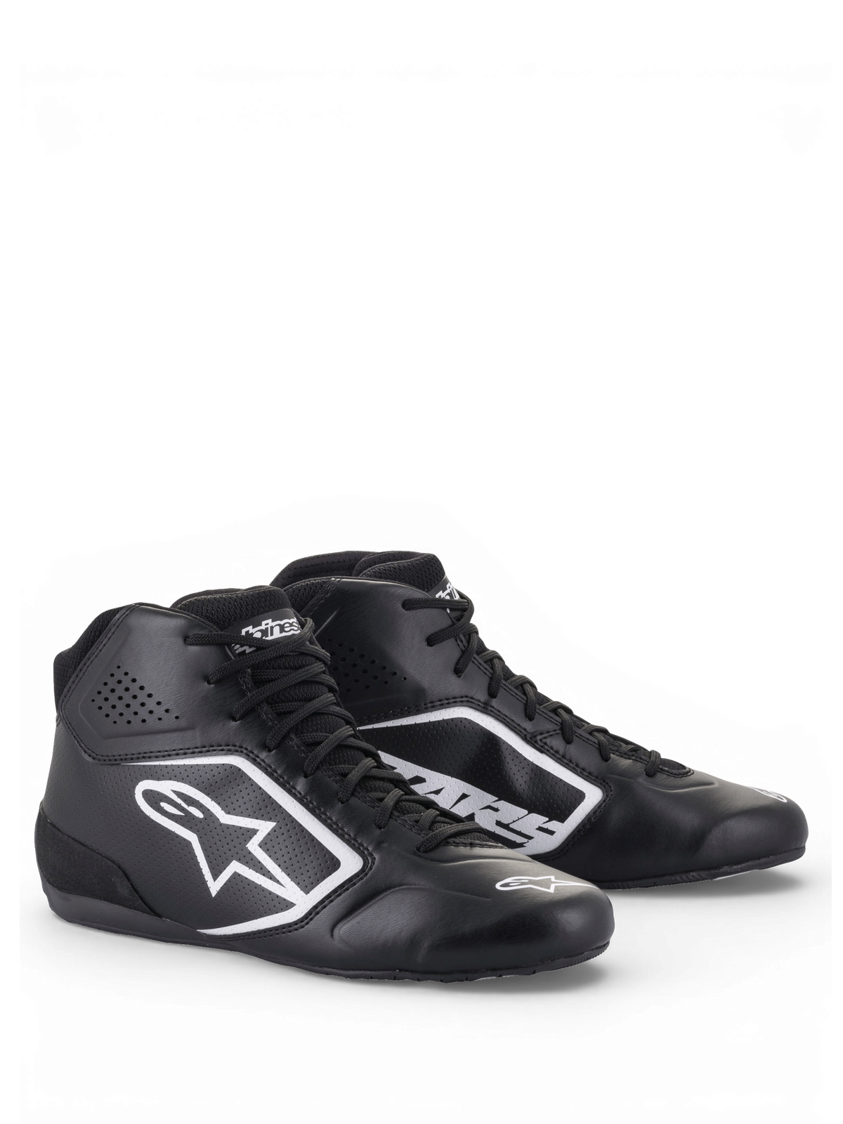 Sapatos Alpinestars Tech-1 K Start V2, sapatos de karting em preto e branco, com parte superior em microfibra leve, painéis de ventilação perfurados e grafismos do logótipo Astars em branco.