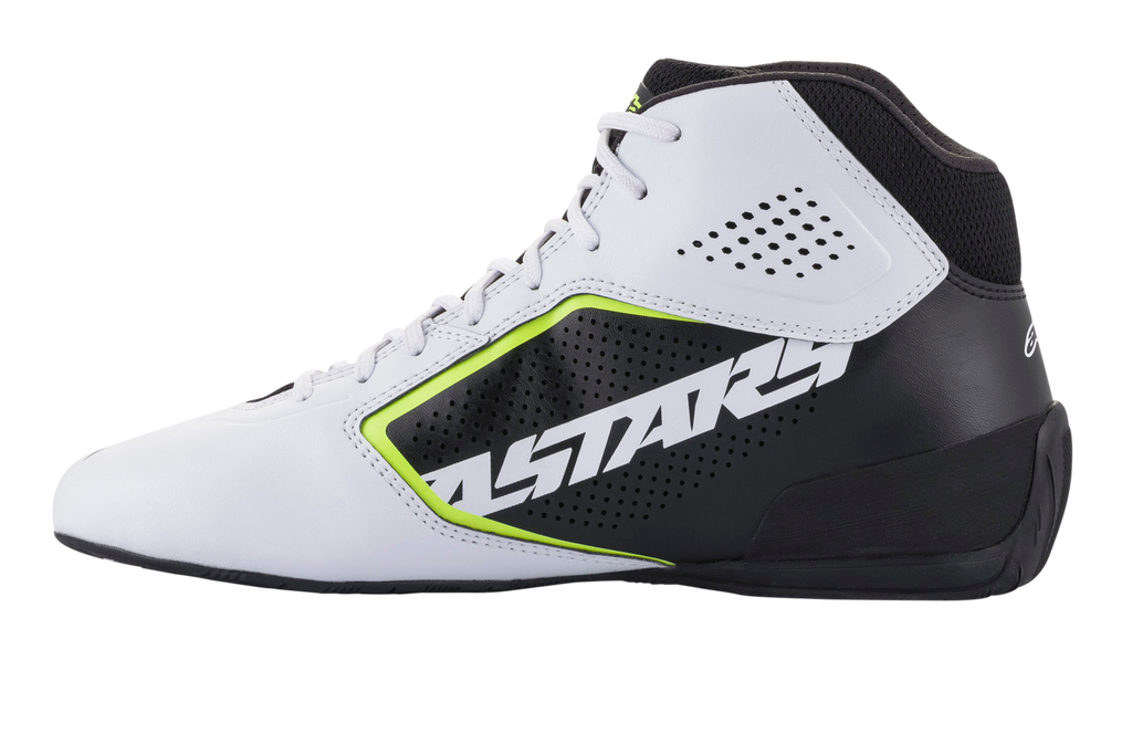 Sapatos Alpinestars Tech-1 K Start V2, sapatos de karting, brancos, pretos e amarelo néon, vista lateral com parte superior em microfibra branca perfurada, painel lateral preto com marca ASTARS em destaque, detalhes em amarelo néon e sola preta aerodinâmica.