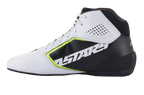 Sapatos Alpinestars Tech-1 K Start V2, sapatos de karting, brancos, pretos e amarelo néon, vista lateral com parte superior em microfibra branca perfurada, painel lateral preto com marca ASTARS em destaque, detalhes em amarelo néon e sola preta aerodinâmica.