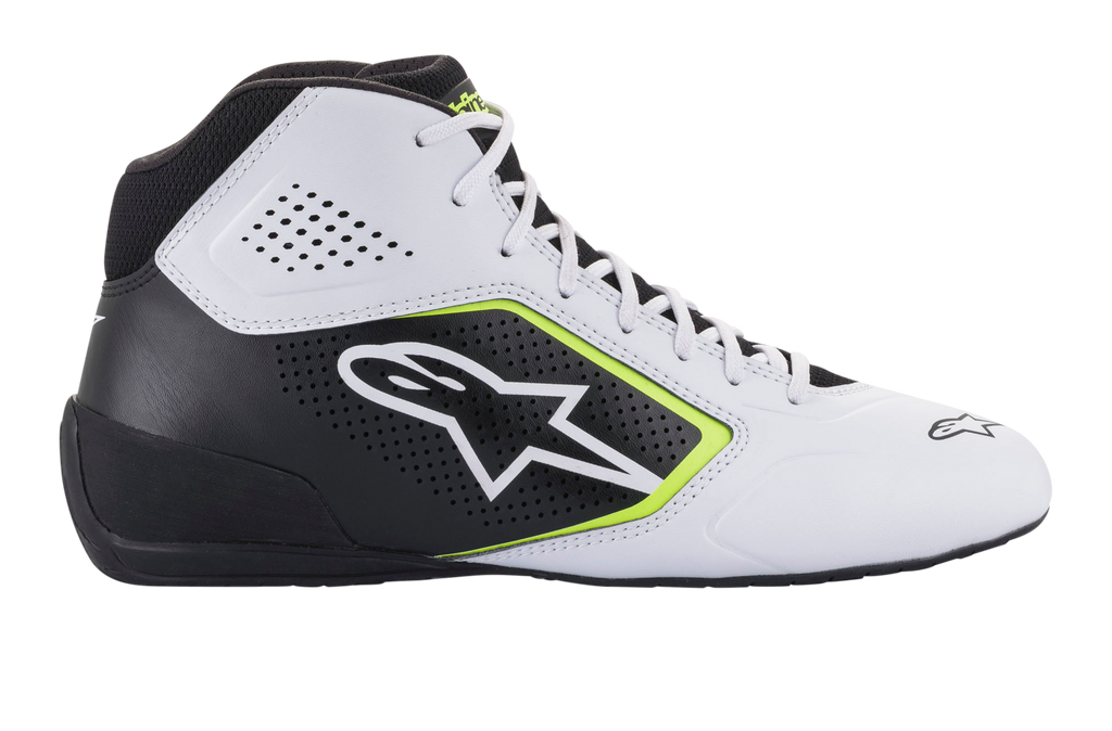 Sapatos Alpinestars Tech-1 K Start V2, sapatos de karting, branco, preto e amarelo fluo, perfil lateral com painéis de microfibra perfurados, logótipo Alpinestars branco com rebordo amarelo fluorescente, design elegante de desporto motorizado para karting