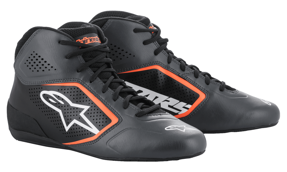 Alpinestars Tech-1 K Start V2 Shoes, sapatos de karting, preto e laranja fluorescente, com parte superior em microfibra perfurada e detalhes em laranja vibrante, logótipo Astar branco na lateral e design de corrida elegante de baixo perfil