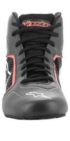 Sapatos Alpinestars Tech-1 K Start V2, sapatos de karting, preto asfalto e laranja fluo, vista frontal com atacadores pretos, marca Alpinestars laranja na língua, logótipo da estrela branco na biqueira e painéis de microfibra perfurada