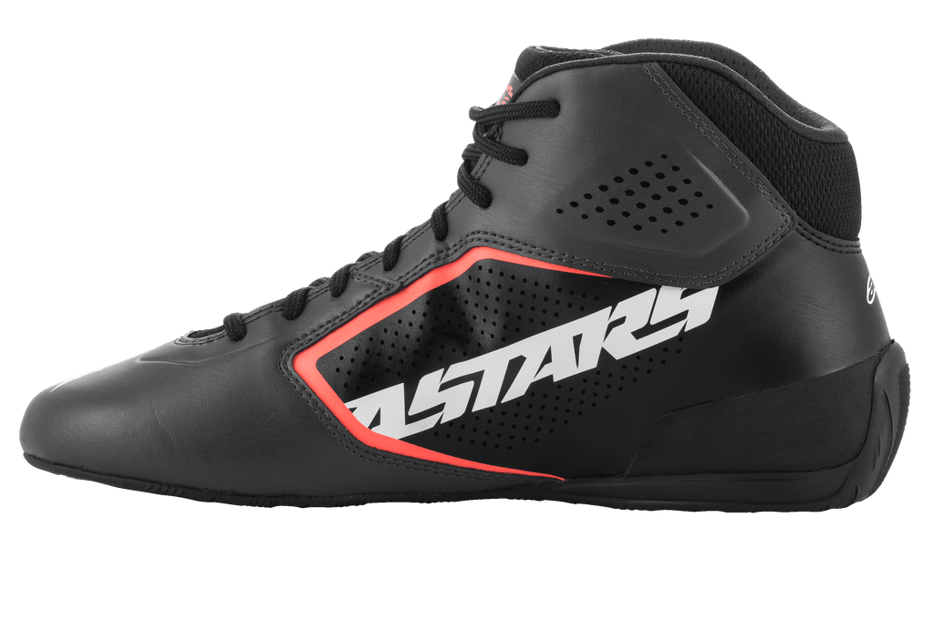 Sapatos Alpinestars Tech-1 K Start V2, sapatos de karting, em preto asphalt e laranja fluo, perfil lateral com grande logótipo ASTARS branco, parte superior em microfibra perfurada com detalhes em laranja fluorescente, design elegante de motorsport
