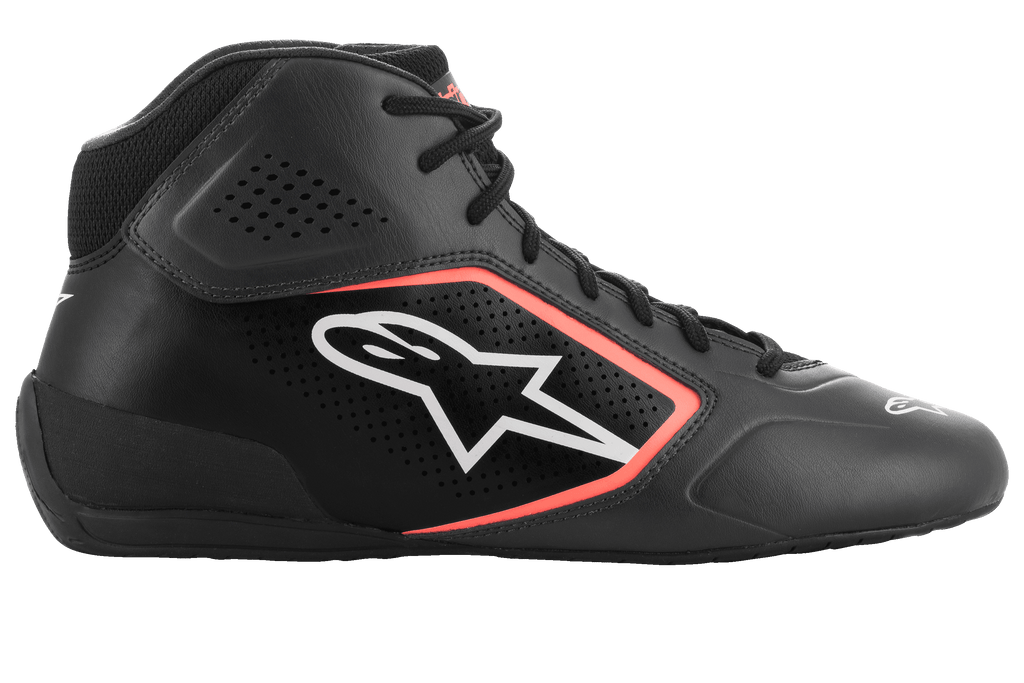 Sapatos Alpinestars Tech-1 K Start V2, sapatos de karting, Preto Asphalt e Laranja Fluo, perfil lateral com parte superior em microfibra com perfurações a laser, logótipo Alpinestars branco com contorno laranja e atacadores pretos