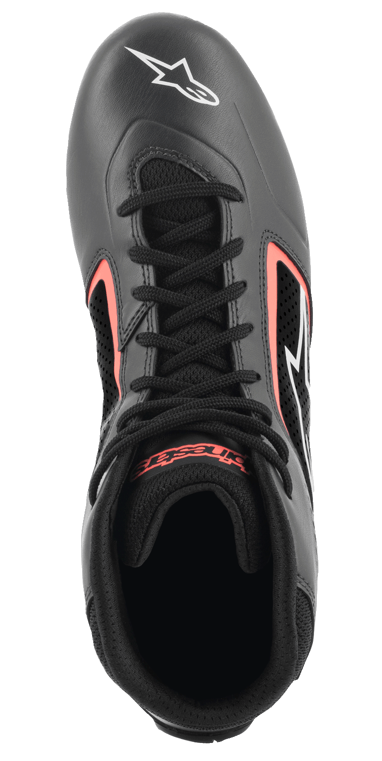 Sapatos Alpinestars Tech-1 K Start V2, sapatos de karting, Preto Asphalt e Laranja Fluo, vista superior, com atacadores pretos, logótipo de estrela branco na biqueira e painéis perfurados respiráveis com detalhes em laranja vibrante