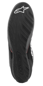 Sapatos Alpinestars Tech-1 K Start V2, sapatos de karting, vista da sola, borracha preta com padrão de rasto texturizado, com logótipo Alpinestars branco e marca em relevo no calcanhar, concebidos para aderência aos pedais de corrida