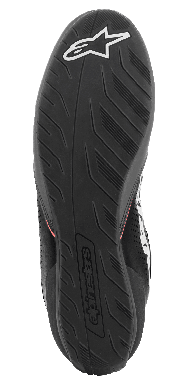 Sapatos Alpinestars Tech-1 K Start V2, sapatos de karting, vista da sola, borracha preta com padrão de rasto texturizado, com logótipo Alpinestars branco e marca em relevo no calcanhar, concebidos para aderência aos pedais de corrida