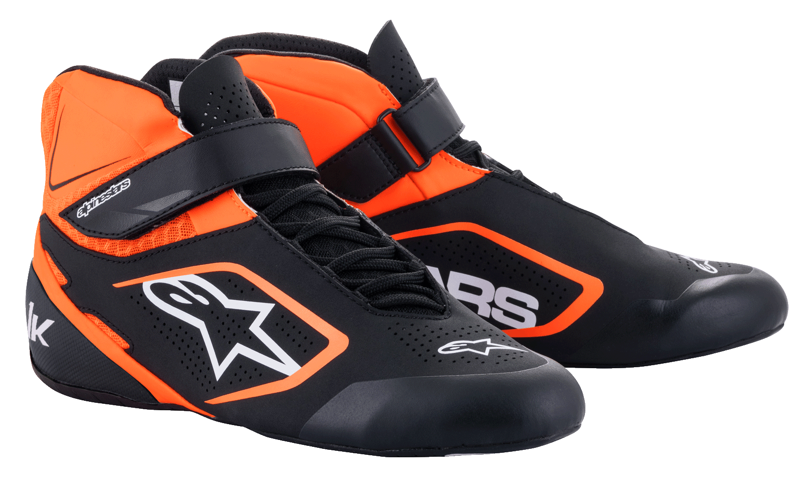 Sapatos de Karting Alpinestars Tech-1 K V2, preto, laranja fluorescente e branco, calçado de corrida de cano alto com fecho duplo de tira no tornozelo e atacadores, material sintético perfurado para respirabilidade, design aerodinâmico elegante com logótipo Alpinestars branco
