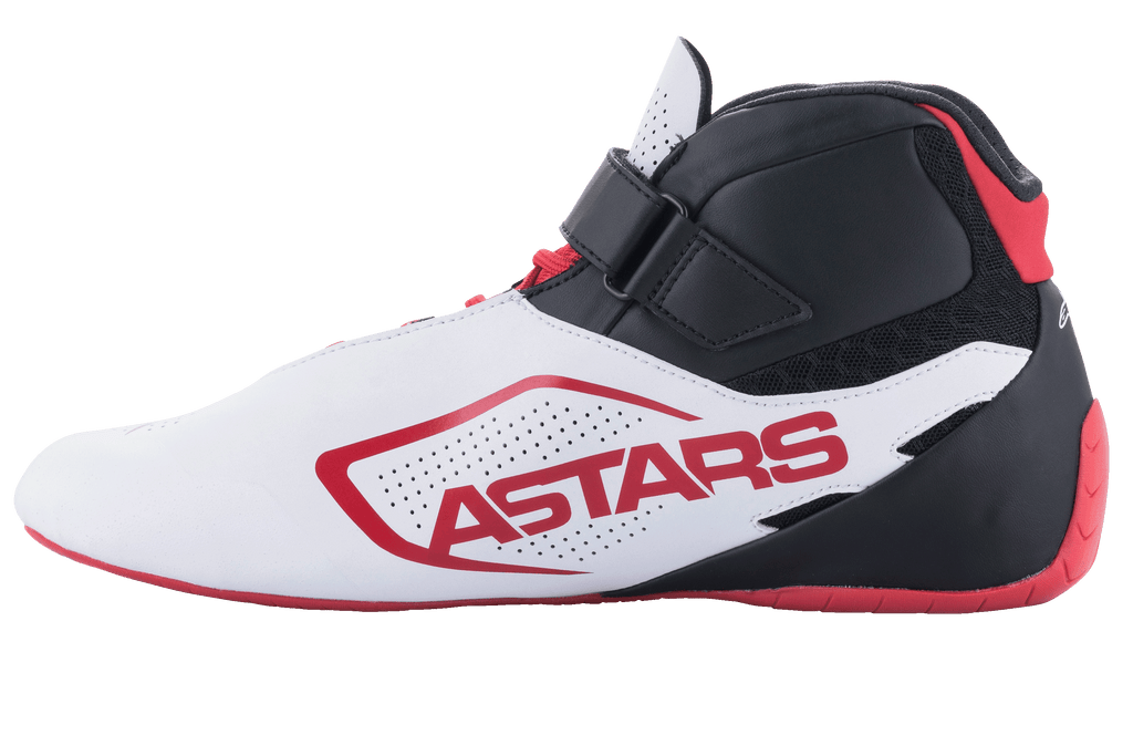 Sapatos Alpinestars Tech-1 K V2, sapatos de karting, branco, preto e vermelho, vista lateral com a marca ASTARS vermelha num painel branco perfurado, parte superior preta com tira de velcro e atacadores vermelhos, sola vermelha fina para condução de precisão