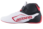 Sapatos Alpinestars Tech-1 K V2, sapatos de karting, branco, preto e vermelho, vista lateral com a marca ASTARS vermelha num painel branco perfurado, parte superior preta com tira de velcro e atacadores vermelhos, sola vermelha fina para condução de precisão