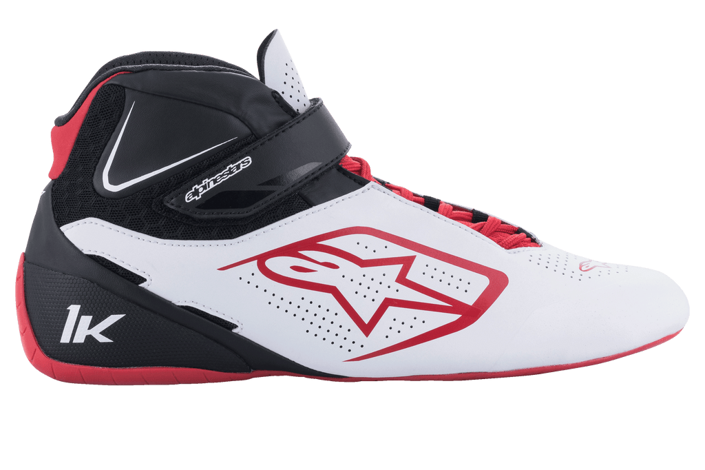 Sapatos Alpinestars Tech-1 K V2, sapatos de karting, branco, preto e vermelho, vista de perfil com painéis brancos perfurados, logótipo de estrela vermelho, tira de tornozelo preta e atacadores vermelhos, calçado especializado para desportos motorizados