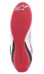 Alpinestars Tech-1 K V2 Shoes, sapatos de karting, brancos, pretos e vermelhos, vista inferior detalhada da sola de borracha texturizada vermelha com o logótipo Alpinestars e marca em relevo, concebida para máxima aderência e sensibilidade tátil