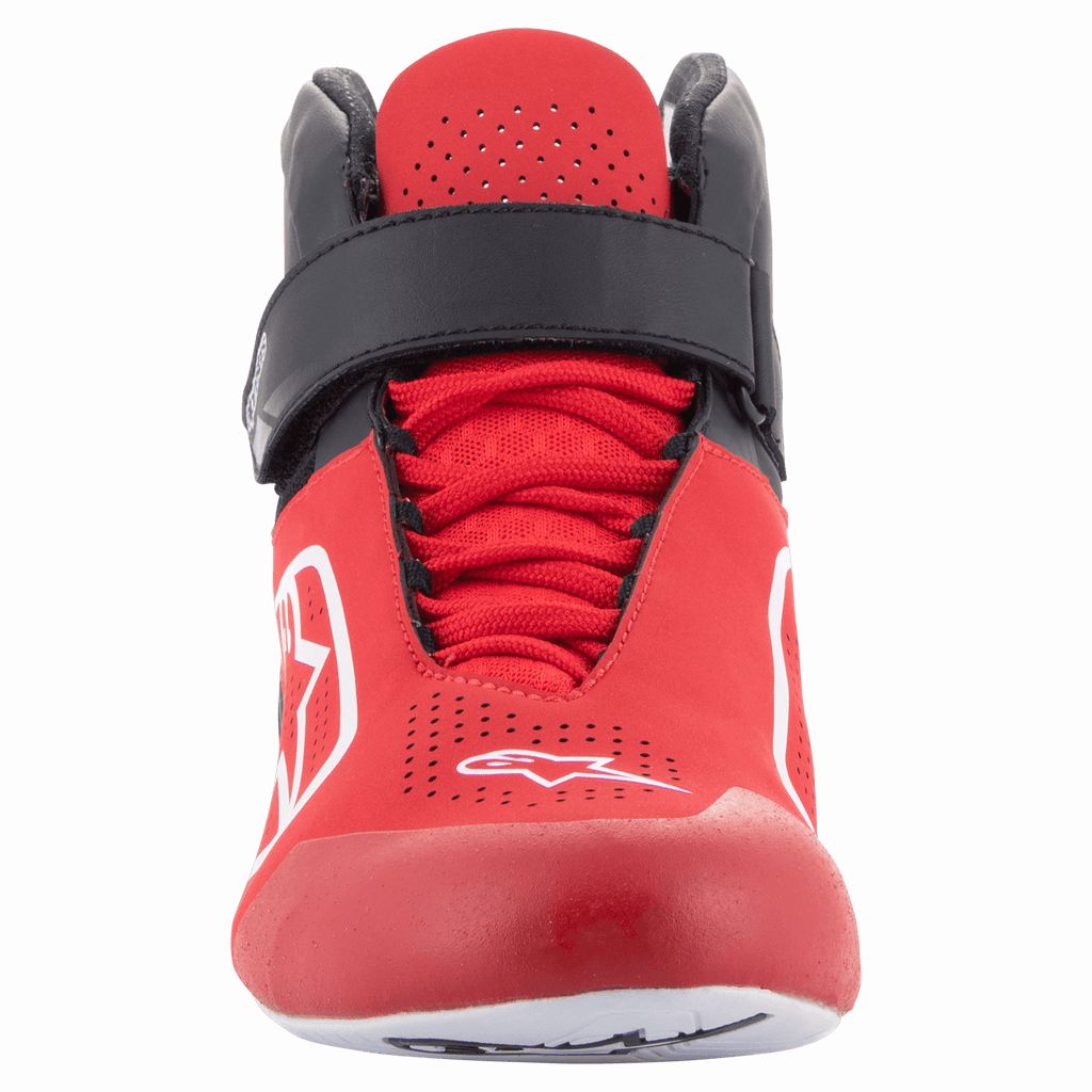 Sapatos Alpinestars Tech-1 K V2, sapatos de karting, vermelhos, pretos e brancos, vista frontal com uma tira de velcro preta no tornozelo e atacadores vermelhos, parte superior vermelha perfurada com logótipos Astars brancos, design ergonómico para corridas de kart