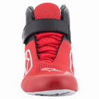 Sapatos Alpinestars Tech-1 K V2, sapatos de karting, vermelhos, pretos e brancos, vista frontal com uma tira de velcro preta no tornozelo e atacadores vermelhos, parte superior vermelha perfurada com logótipos Astars brancos, design ergonómico para corridas de kart