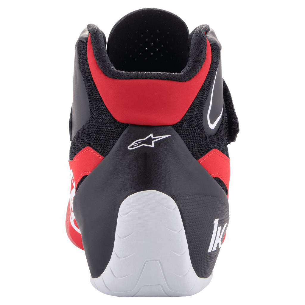 Sapatos Alpinestars Tech-1 K V2, sapatos de karting, vermelho, preto e branco, vista traseira mostrando a gola de corte baixo no tendão de Aquiles, calcanhar envolvente branco com o logótipo "1K" e o logótipo da estrela Alpinestars na parte superior preta