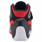 Sapatos Alpinestars Tech-1 K V2, sapatos de karting, vermelho, preto e branco, vista traseira mostrando a gola de corte baixo no tendão de Aquiles, calcanhar envolvente branco com o logótipo "1K" e o logótipo da estrela Alpinestars na parte superior preta