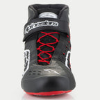 Sapatos Alpinestars Tech-1 KX V3, sapatos de karting, pretos, brancos e vermelhos, vista frontal com atacadores assimétricos vermelhos, tira de velcro preta no tornozelo com logótipo branco e etiqueta de certificação FIA 8877-2022 visível na língua.