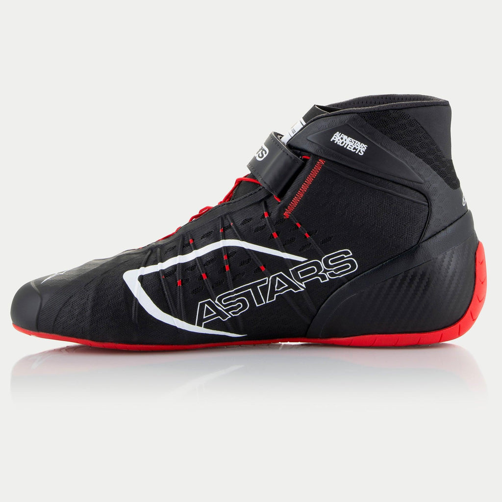 Sapatos de Karting Alpinestars Tech-1 KX V3, pretos, brancos e vermelhos, perfil lateral com logótipo ASTARS branco, sola exterior vermelha e perfurações cortadas a laser, calçado profissional de desporto motorizado para competição