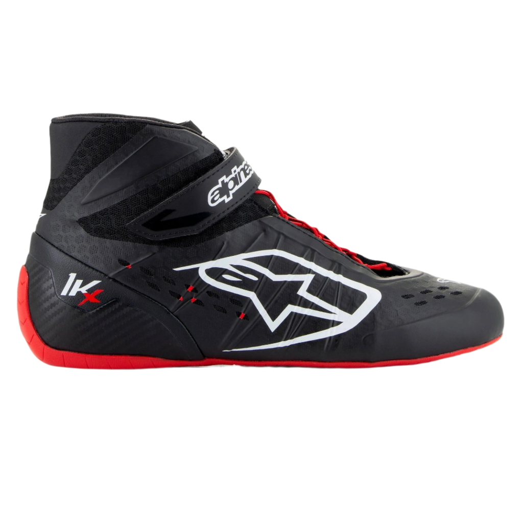 Sapatos Alpinestars Tech-1 KX V3, sapatos de corrida de karting, preto, branco e vermelho, perfil lateral com construção termossoldada sem costuras, logótipo lateral branco grande, design de cano alto com tira de velcro e sola de borracha vermelha fina