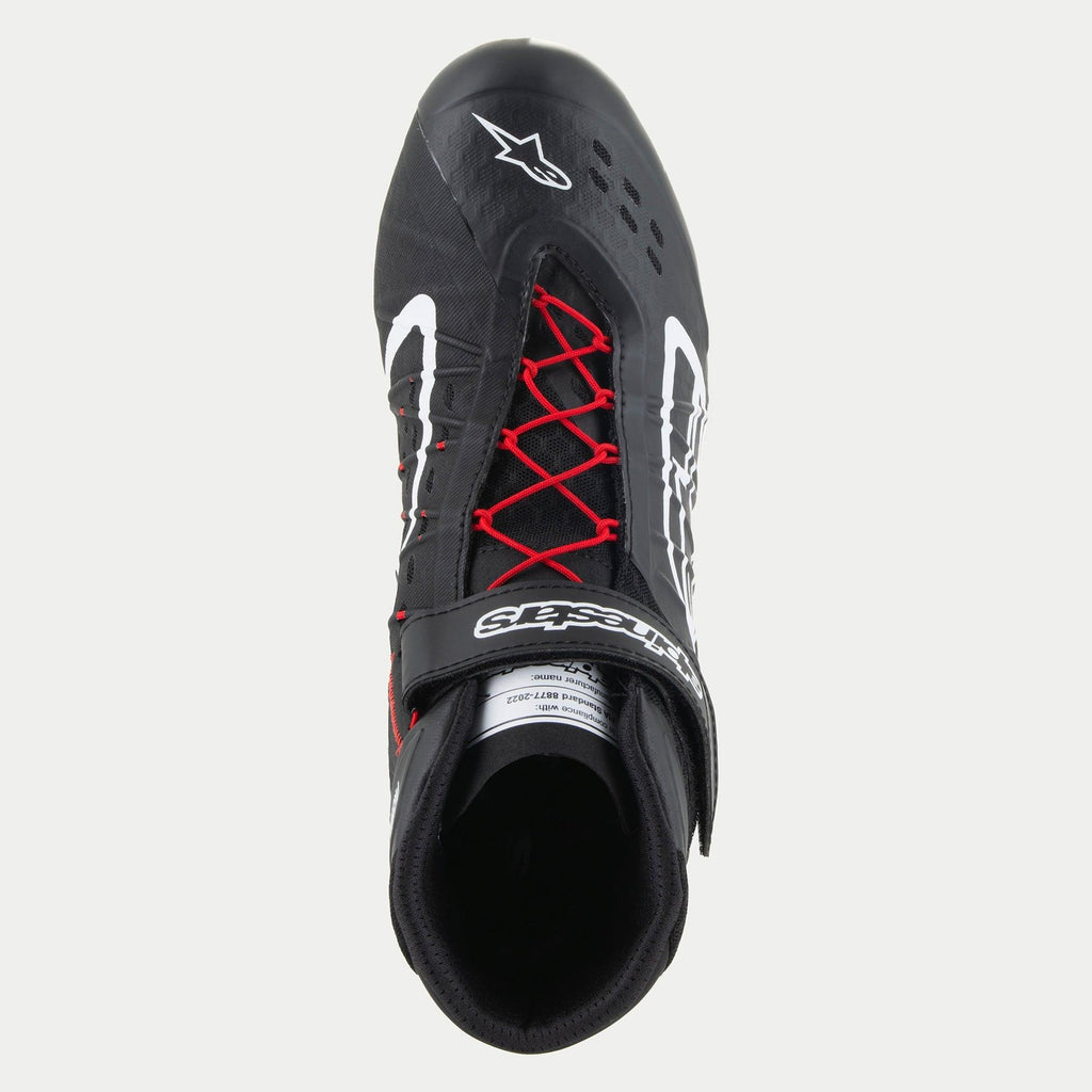 Sapatos Alpinestars Tech-1 KX V3, sapatos de karting, pretos, brancos e vermelhos, vista superior com atacadores vermelhos e tira de tornozelo preta com branding branco, logótipo Alpinestars branco na biqueira, design elegante e respirável para performance em desportos motorizados