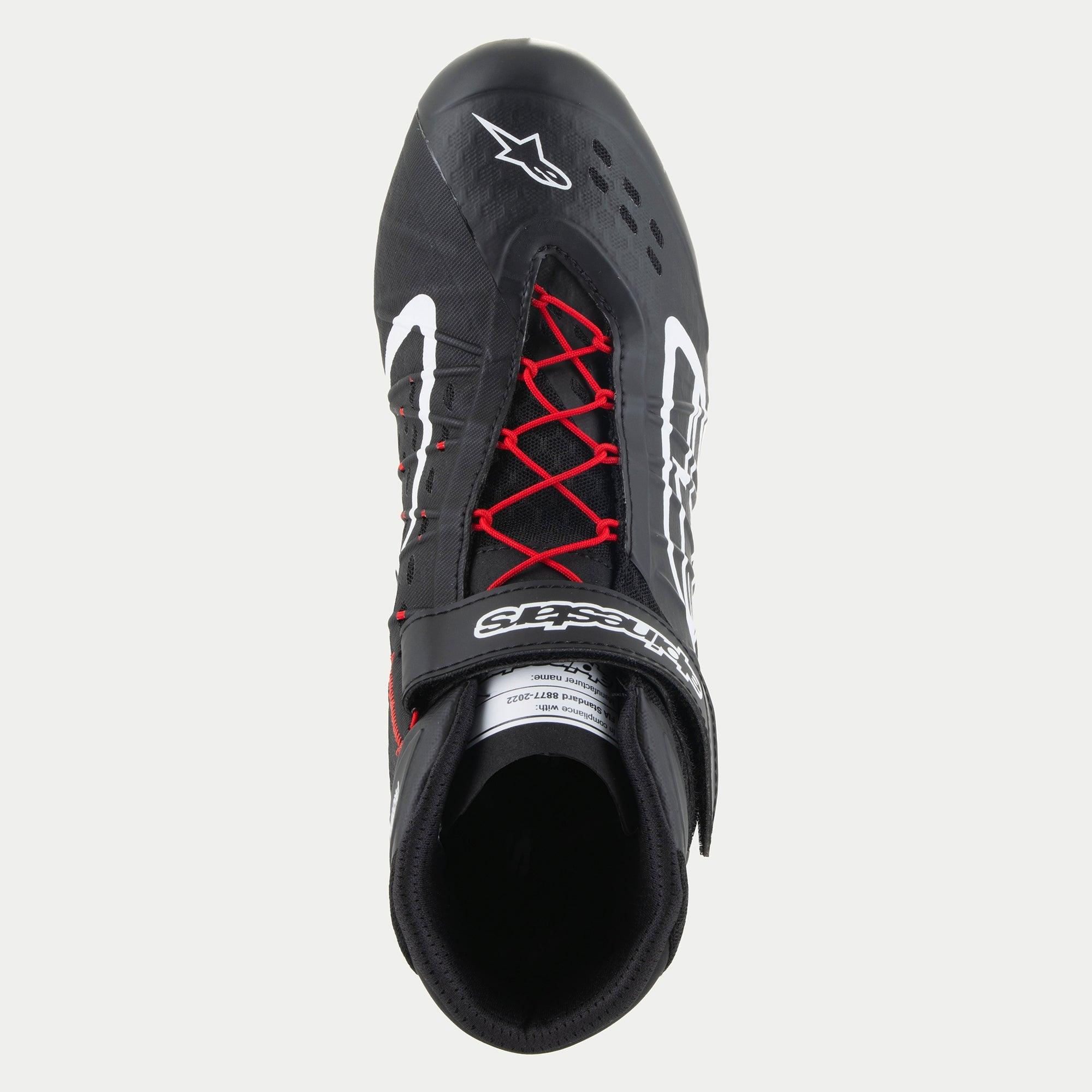 Sapatos Alpinestars Tech-1 KX V3, sapatos de karting, pretos, brancos e vermelhos, vista superior com atacadores vermelhos e tira de tornozelo preta com branding branco, logótipo Alpinestars branco na biqueira, design elegante e respirável para performance em desportos motorizados
