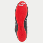 Sapatos Alpinestars Tech-1 KX V3, vista da sola, sola exterior fina em borracha vermelho vivo com padrão de aderência texturado, logótipo de estrela da Alpinestars branco no calcanhar e marca em relevo, calçado profissional de karting