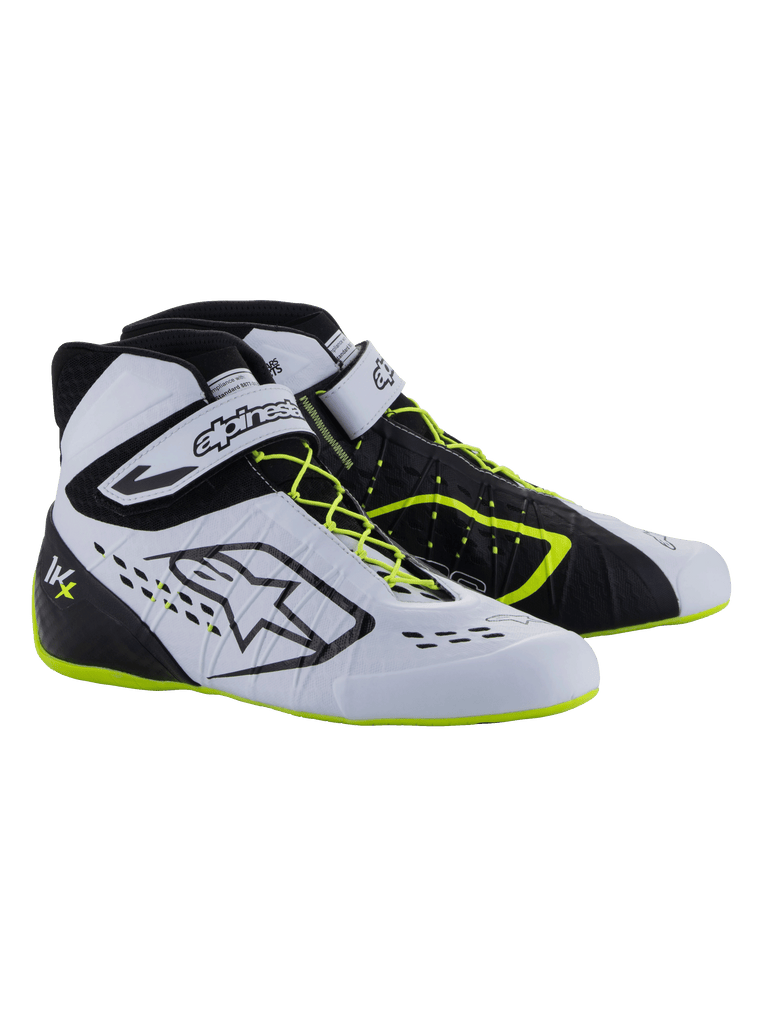 Sapatos Alpinestars Tech-1 KX V3 - FIA, sapatos de karting, pretos, brancos e amarelo néon, calçado de corrida de alta performance com atacadores assimétricos, tira de velcro no tornozelo, detalhes em amarelo néon nos atacadores e na sola, e painéis respiráveis cortados a laser