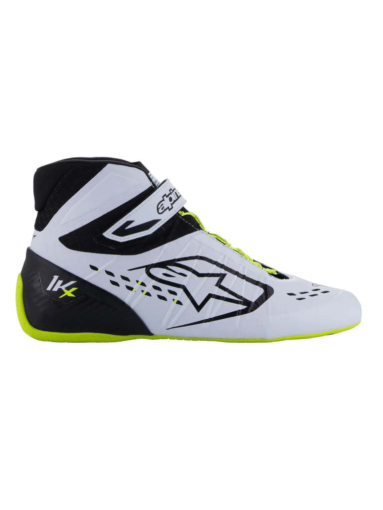 Alpinestars Tech-1 KX V3 Shoes - FIA, sapatos de karting, preto, branco e amarelo fluorescente, perfil lateral elegante com parte superior branca termo-soldada, contraforte do calcanhar preto com logótipo KX, sola e atacadores em amarelo fluorescente, design profissional de automobilismo para karting
