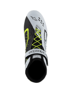 Sapatos Alpinestars Tech-1 KX V3, sapatos de karting FIA, preto, branco e amarelo néon, vista de cima mostrando o sistema de atacadores assimétrico em amarelo néon, tira de velcro branca no tornozelo e perfurações cortadas a laser na biqueira