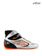 Alpinestars Sapatos Tech-1 KX V3 - FIA, sapatos de karting, preto, prateado e laranja, vista de perfil lateral a mostrar construção leve termo-soldada, atacadores assimétricos e pormenores de homologação FIA