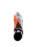 Alpinestars Tech-1 KX V3 Shoes - FIA, sapatos de karting, preto, prateado e laranja fluo, vista superior mostrando o sistema de atacadores assimétrico com atacadores cor de laranja, tira de Velcro com logótipo e perfurações respiráveis cortadas a laser na biqueira prateada.