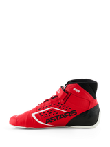 Sapatos Alpinestars Tech-1 KX V3, sapatos de karting FIA, vermelho e preto, vista de perfil lateral, com construção termo-soldada sem costuras, perfurações cortadas a laser, marca ASTARS em preto e design de corrida leve.