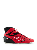Sapatos de Karting Alpinestars Tech-1 KX V3, vermelhos e pretos, vista de perfil lateral com grande logótipo Alpinestars branco, sistema de atacadores assimétrico, tira de velcro no tornozelo e design leve sem costuras para desempenho em desportos motorizados.