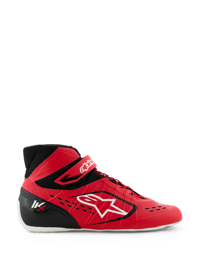 Sapatos de Karting Alpinestars Tech-1 KX V3, vermelhos e pretos, vista de perfil lateral com grande logótipo Alpinestars branco, sistema de atacadores assimétrico, tira de velcro no tornozelo e design leve sem costuras para desempenho em desportos motorizados.