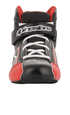 Alpinestars Youth Tech-1 K Shoes, sapatos de karting, pretos, brancos e vermelhos, vista frontal com atacadores brancos e tira de velcro com a marca, detalhes vermelhos na biqueira, construção leve em microfibra e malha