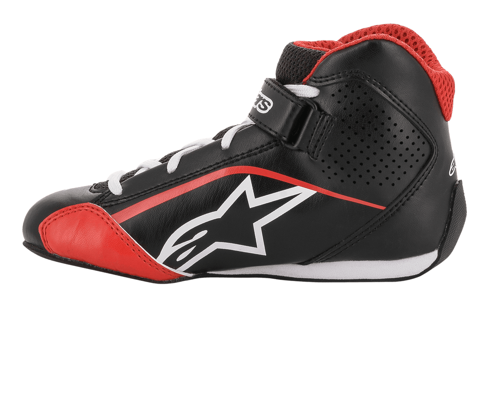 Sapatos Alpinestars Youth Tech-1 K, calçado de karting, preto, branco e vermelho, perfil lateral com logótipo de estrela branco, colarinho em malha vermelha, atacadores brancos e tira no tornozelo, design em microfibra leve e malha para corridas