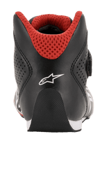 Sapatos Alpinestars Youth Tech-1 K, sapatos de karting, pretos, brancos e vermelhos, vista traseira com calcanhar arredondado, logótipo Alpinestars branco e gola em malha 3D vermelha para corridas de kart