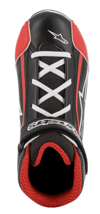 Sapatos Alpinestars Youth Tech-1 K, sapatos de karting, pretos, brancos e vermelhos, vista superior com atacadores brancos cruzados, tira de velcro preta com logótipo, forro em malha 3D vermelha e construção durável em microfibra e malha