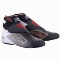 Sapatilhas Alpinestars Tech-1 KZ V2, sapatilhas de karting, pretas, brancas e douradas com detalhes em vermelho, com parte superior em malha sem costuras e fecho de tira dupla, biqueira protetora, pormenores do logótipo de estrela dourada e suporte de tornozelo elevado para desempenho de precisão no karting