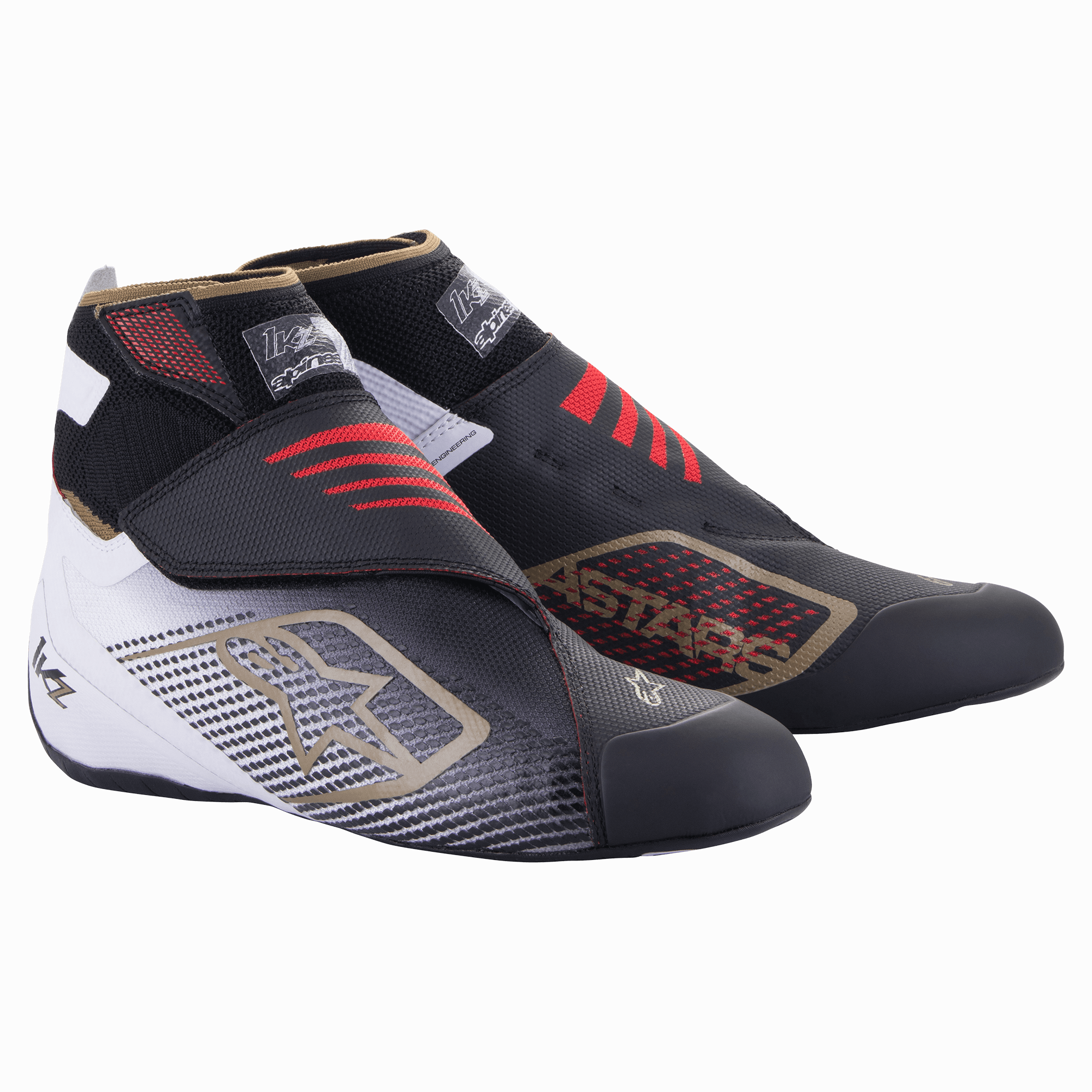 Sapatilhas Alpinestars Tech-1 KZ V2, sapatilhas de karting, pretas, brancas e douradas com detalhes em vermelho, com parte superior em malha sem costuras e fecho de tira dupla, biqueira protetora, pormenores do logótipo de estrela dourada e suporte de tornozelo elevado para desempenho de precisão no karting